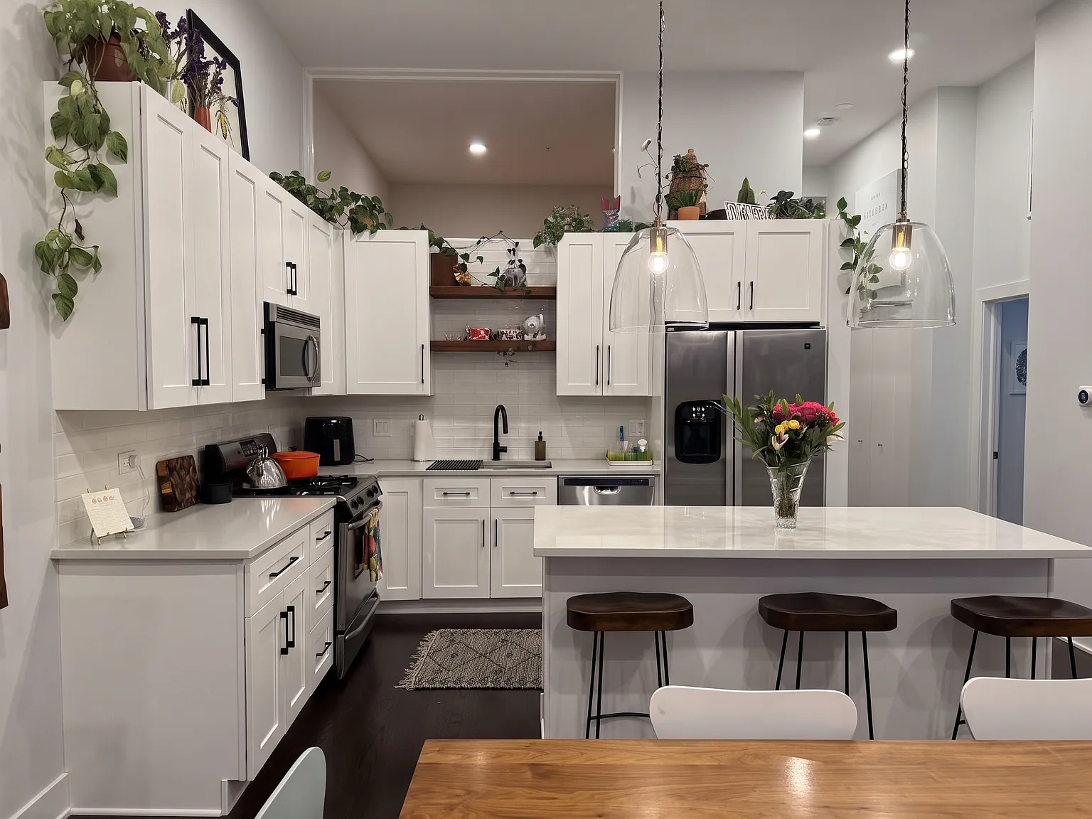 2 bed, 1234 sqft, $4,200 — Photo 2