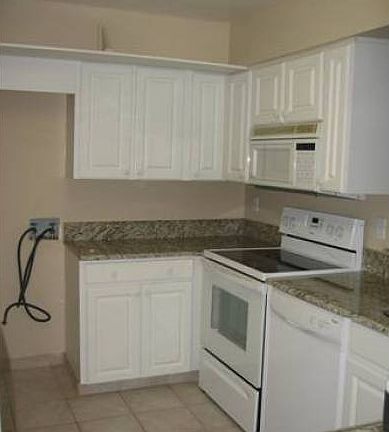 Kitchen w/Wash/Dryer area