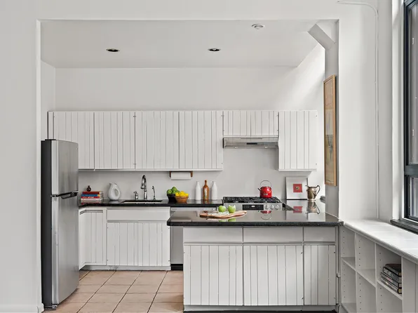 348 West 38th Street image 4 of 8