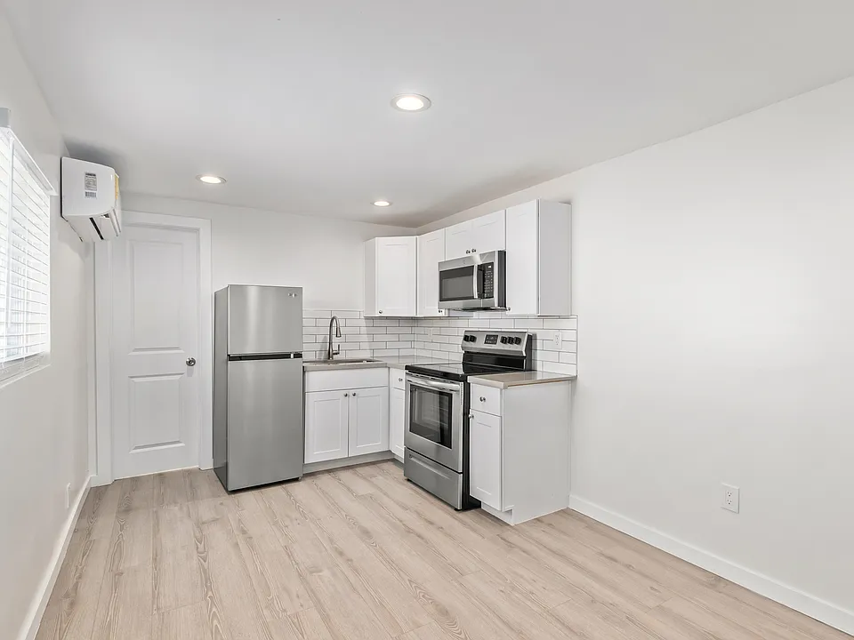 312 E Kinderman Dr #11