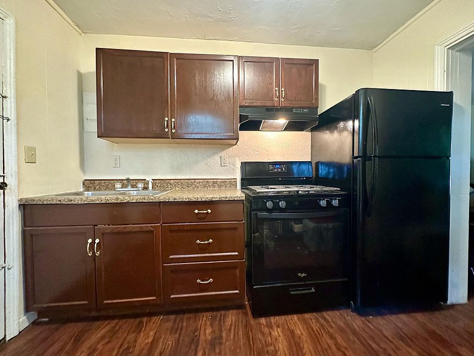 2nd image of 609 SE 10th Ter