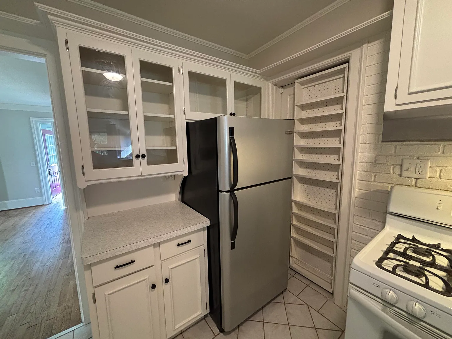 1 bed, 1.5 bath, 2750 sqft, $1,150 — Photo 2