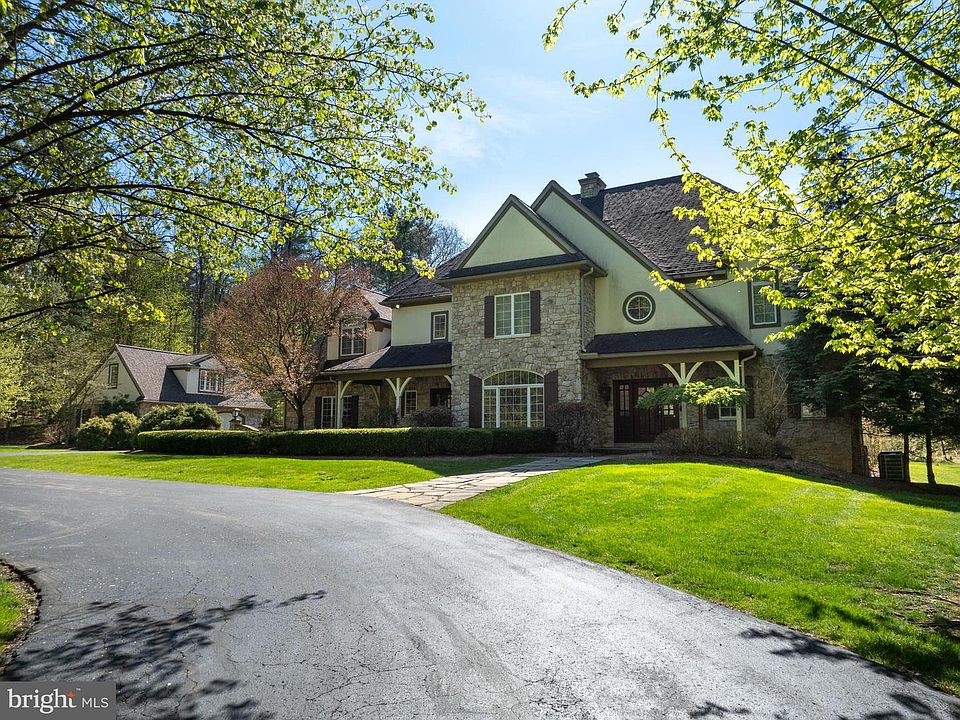 1st image of 157 Manhasset Ct