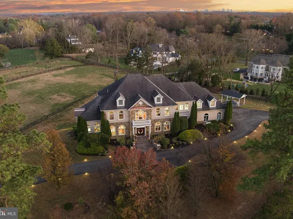 627 Walker Rd, Great Falls, VA 22066