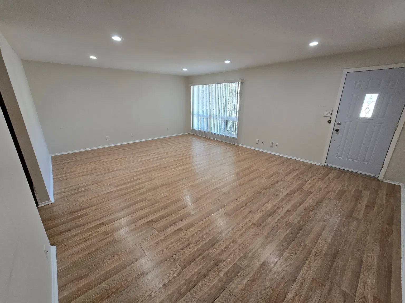 500 E Riverside Dr — Photo 2