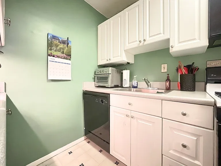 2 Hawthorne Pl #16K — Photo 8