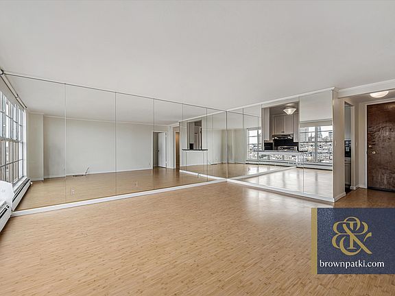 5th image of 2040 Franklin St APT 1402