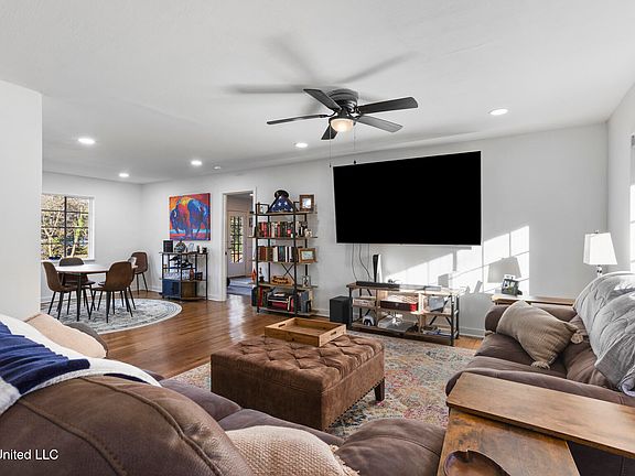 3rd image of 1816 Douglass Dr