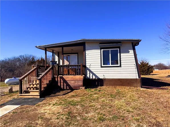 8497 Mockingbird Ln, Ozawkie, KS 66070