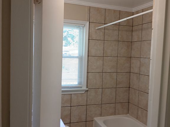 5th image of 433 Rogers Ave