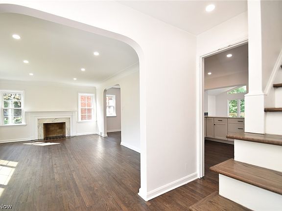 3rd image of 4098 Washington Blvd