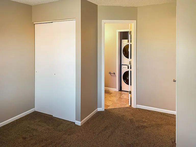 Turnberry Square Apartments — Photo 6