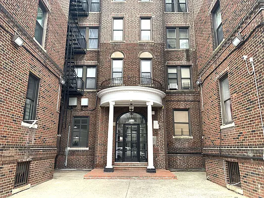 Rented by Tapiro Realty | media 63