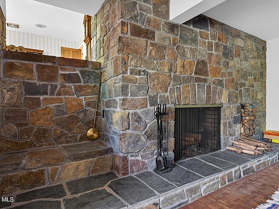 4th image of 1283 Hawthorn Road
