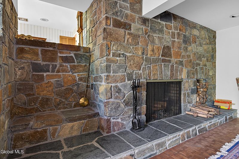 4th image of 1283 Hawthorn Road