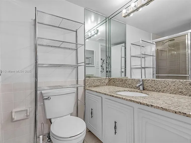 1000 Parkview Dr #751 — Photo 7