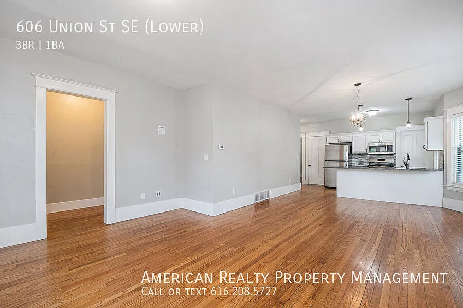 3 bed, 1017 sqft, $2,100 — Photo 2