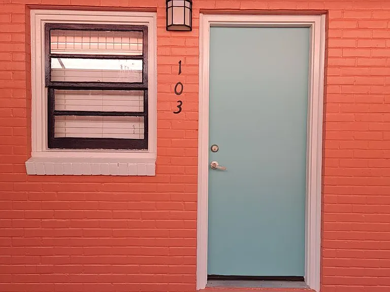 722-24 Louisa — Photo 18