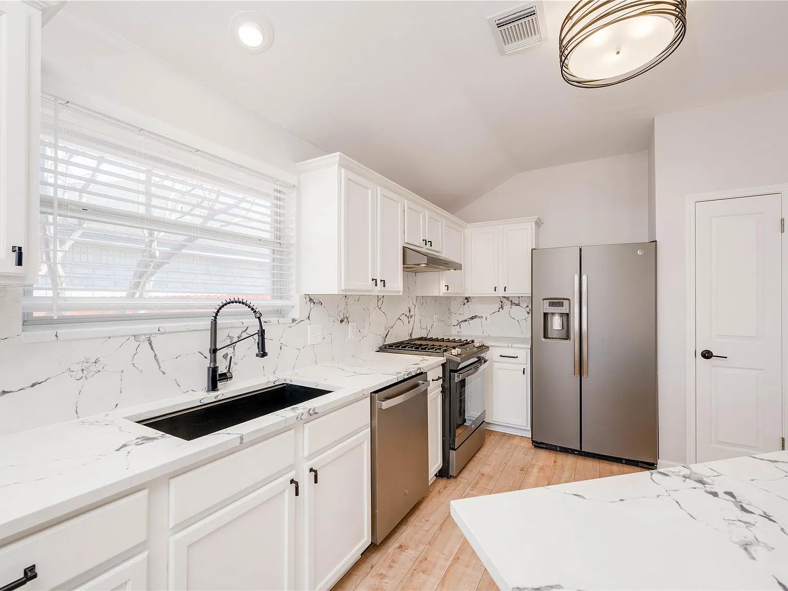 3 bed, 2.0 bath, 1528 sqft, $2,400 — Photo 3