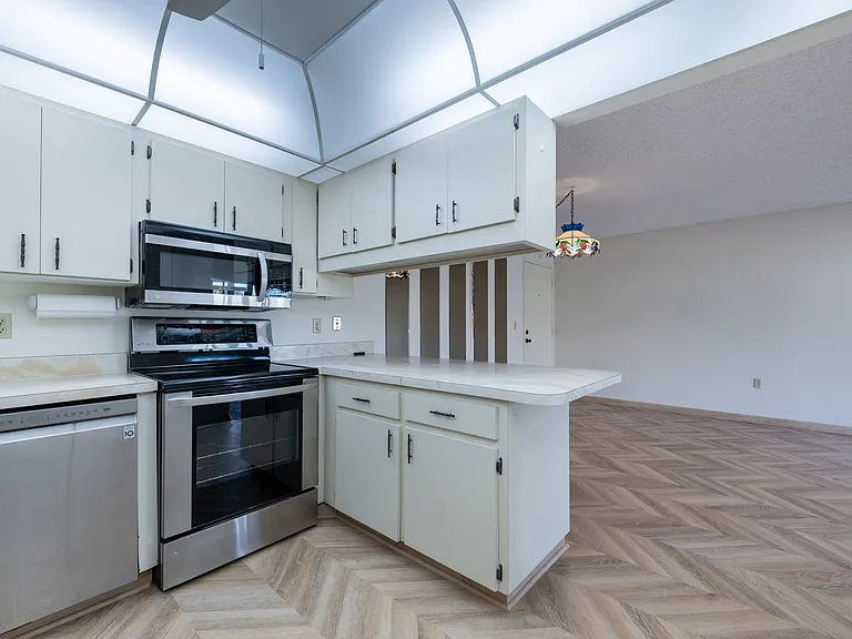 2300 Aaron St #114 — Photo 13