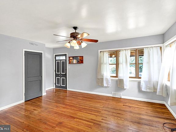 3rd image of 308 Newport Ave