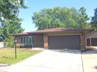 15713 Pine Ct, Oak Forest, IL 60452