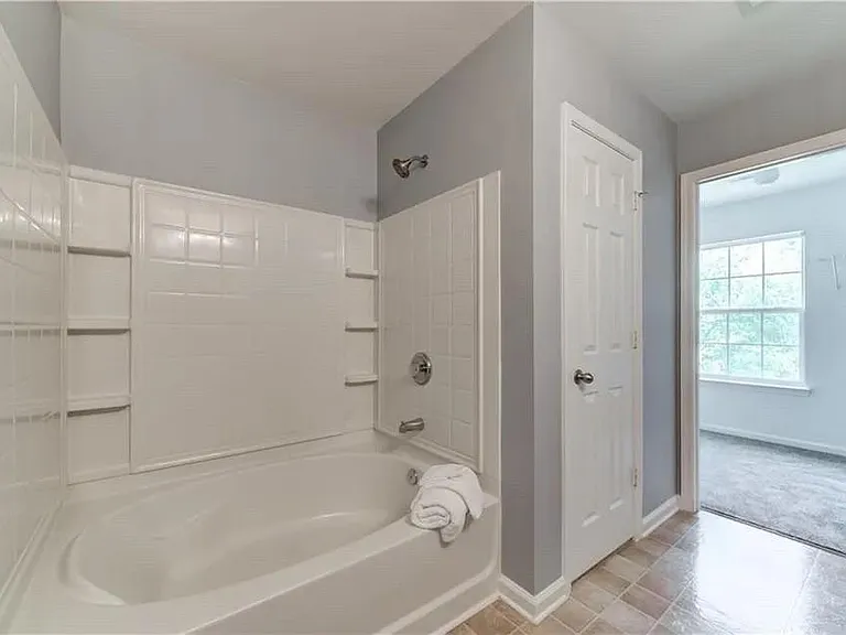 2820 Mayfair Dr — Photo 17