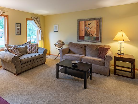 3rd image of 411 Fawn Dr