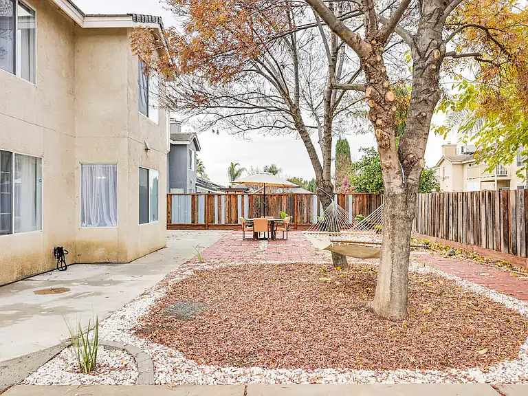 708 Champagne Ct — Photo 32