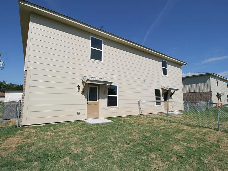 105 N Love Ave #B — Photo 9