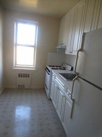 2nd image of 2612 W 2nd St APT 4H