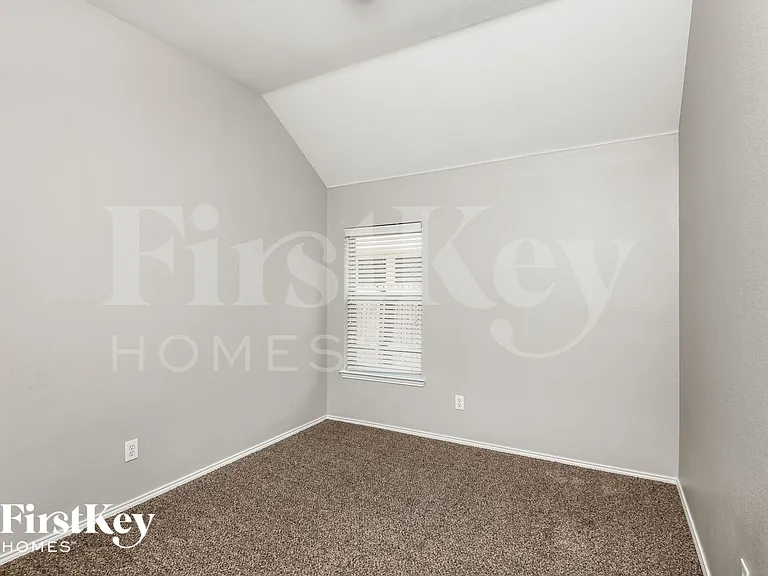 423 Hackberry Dr — Photo 11