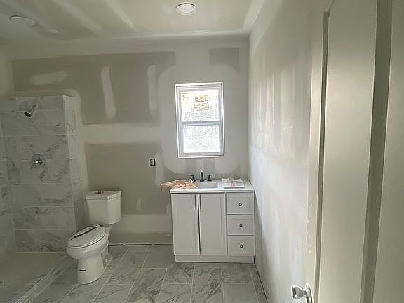 3rd image of 39 Cedarhurst Pl