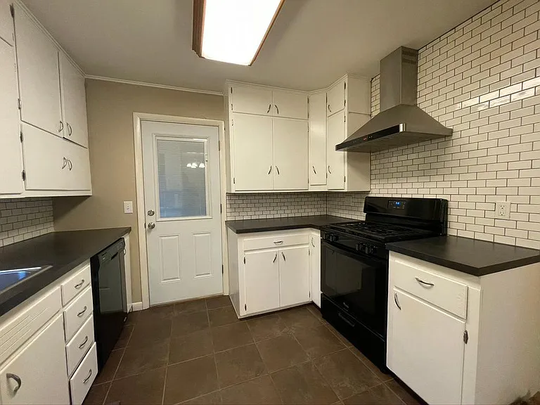 301 W Hurd St — Photo 2