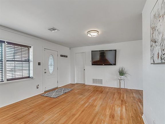4th image of 4525 SE 22nd St