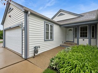 1520 Queen Ann Ln, Gurnee, IL 60031