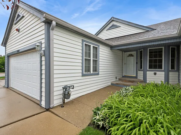 1520 Queen Ann Ln, Gurnee, IL 60031