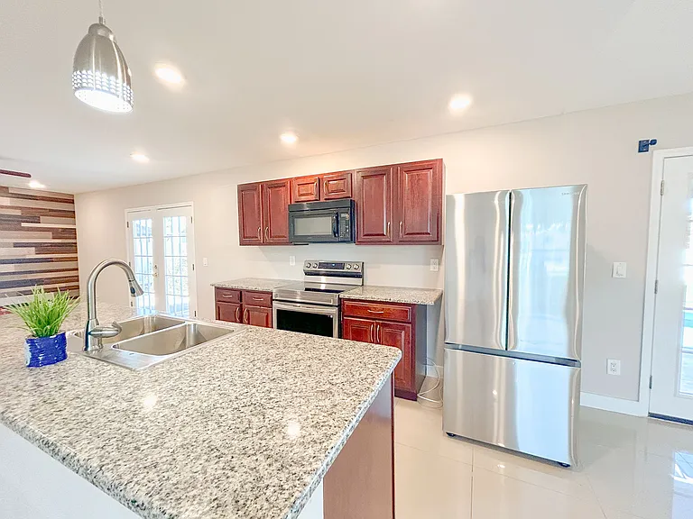 967 SW Aviation Ave — Photo 10