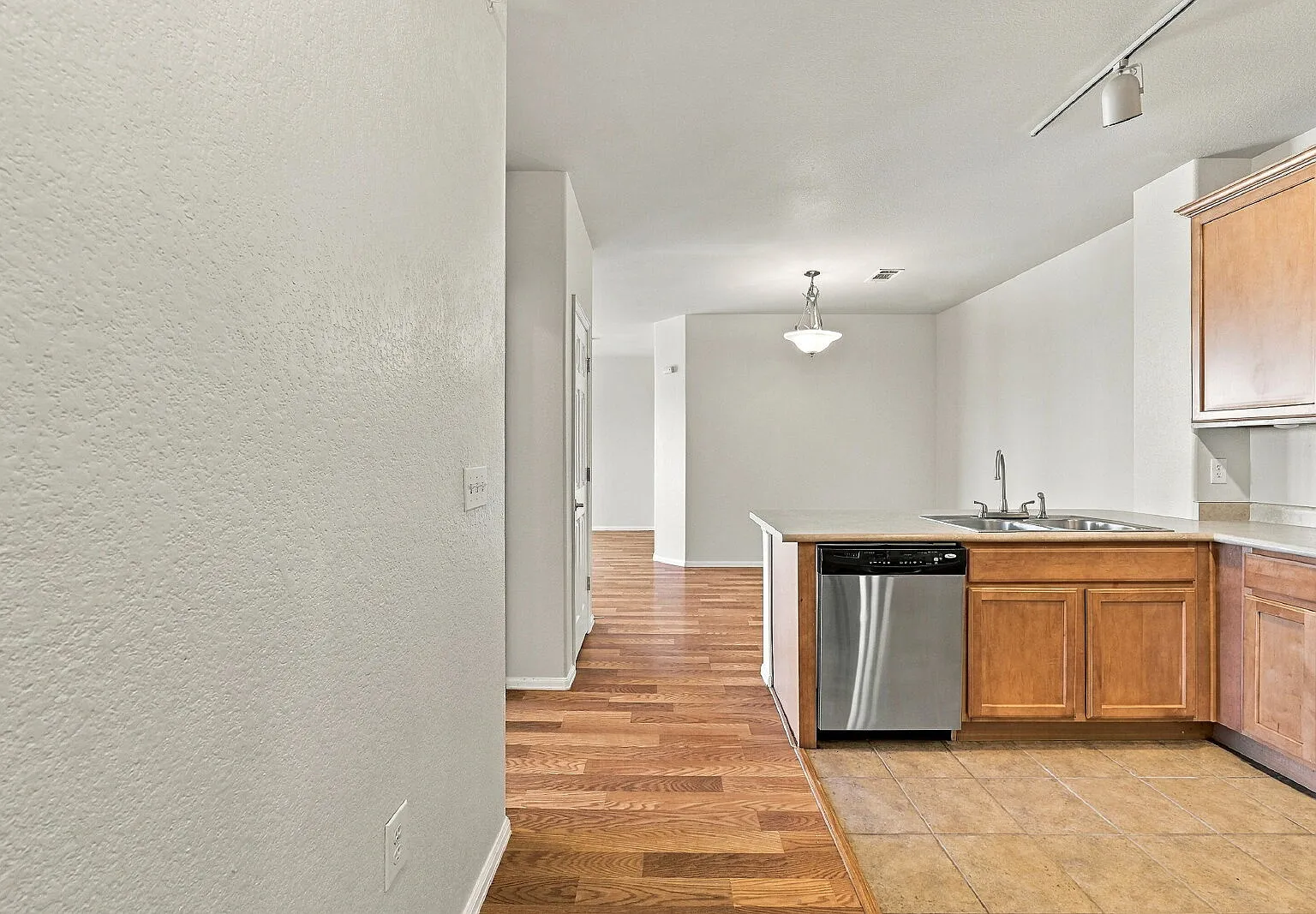 2 bed, 2.0 bath, 1085 sqft, $2,100 — Photo 4