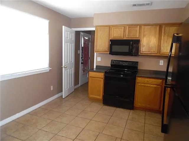 2 bed, 1.0 bath, 649 sqft, $1,100 — Photo 4