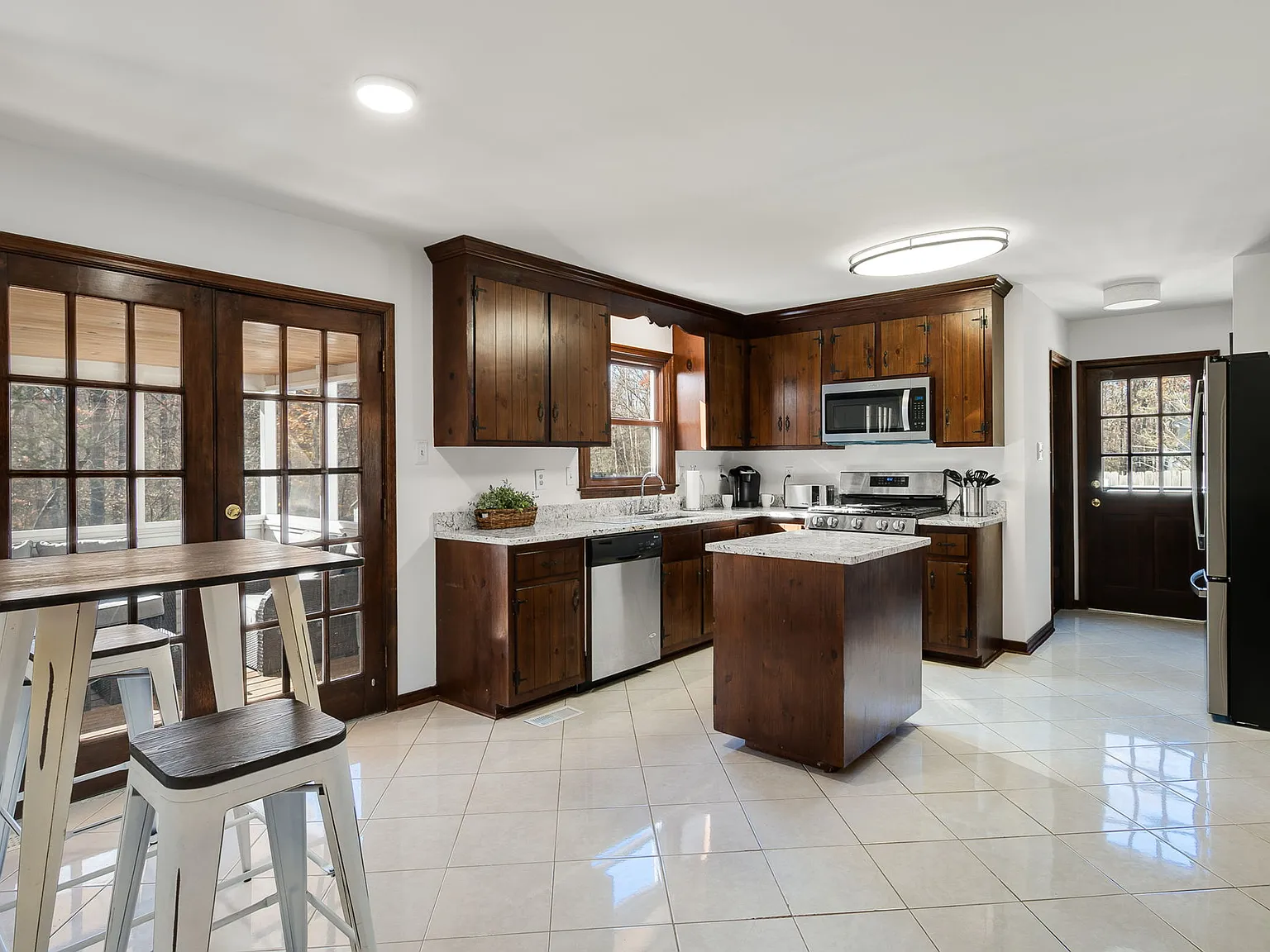 5 bed, 2.5 bath, 2352 sqft, $5,850 — Photo 4
