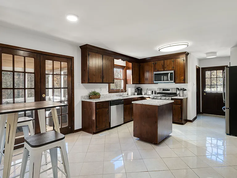 9621 Peppertree Dr — Photo 4