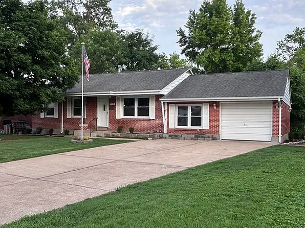 9218 Damson Dr, Saint Louis, MO 63123