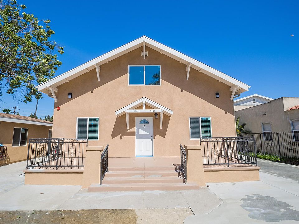 Frontal view. Patio, extra privacy.