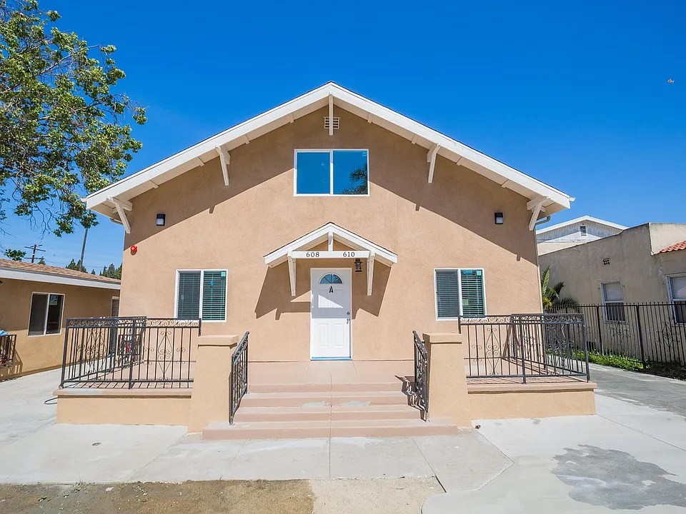 Frontal view. Patio, extra privacy.