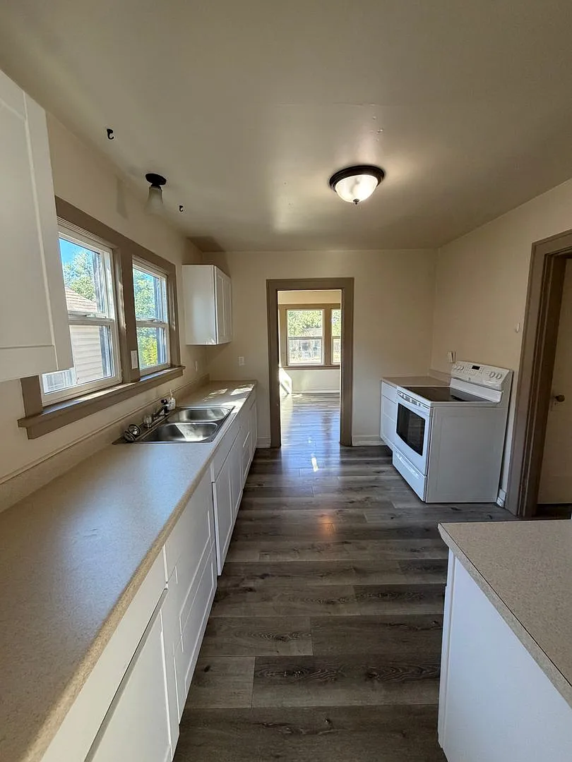 Spacious 4 Bedroom, 2 Bathroom Home with Carport — Photo 1