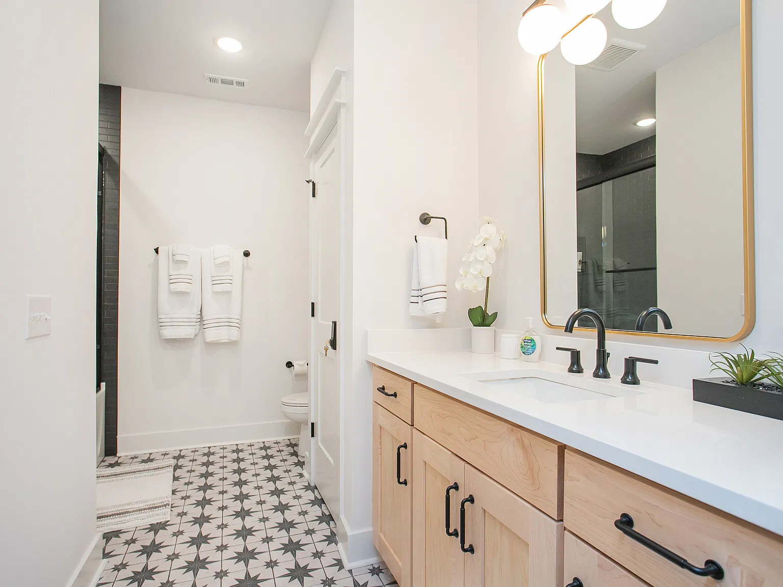 4 bed, 5.5 bath, 4351 sqft, $7,755 — Photo 4