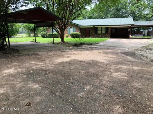 1009 Oakwood Dr, Belzoni, MS 39038