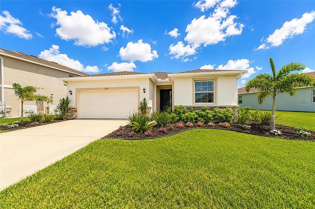 4 bed, 2.5 bath, 2044 sqft, $3,000 — Photo 1