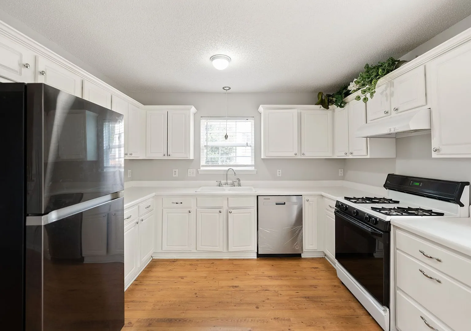 Charming Cape Cod in ideal location! — Photo 4